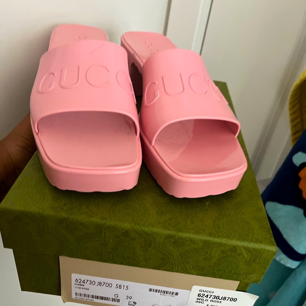 Beautiful Gucci platform worn once..could fit a wide size 39